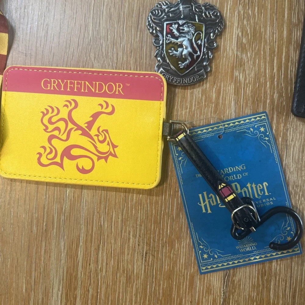 Harry Potter Gryffindor Lot - Lanyard, Keychain,‎ Luggage Tag, Pin